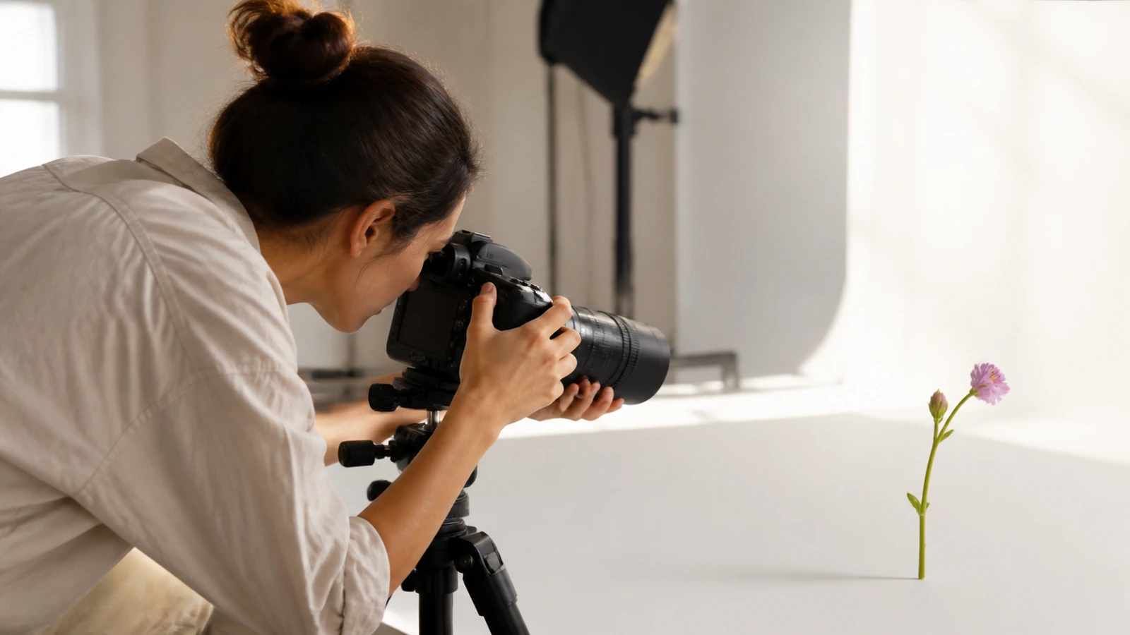 Photographe ajustant la distance de prise de vue face à une petite fleur